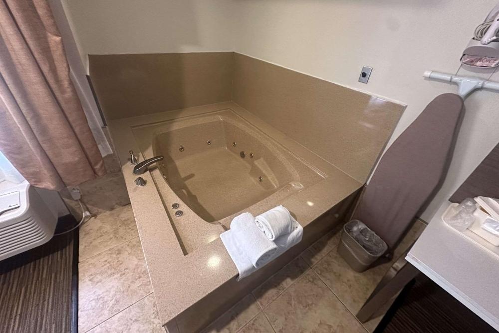 Quality Inn & Suites Los Angeles Airport - LAX